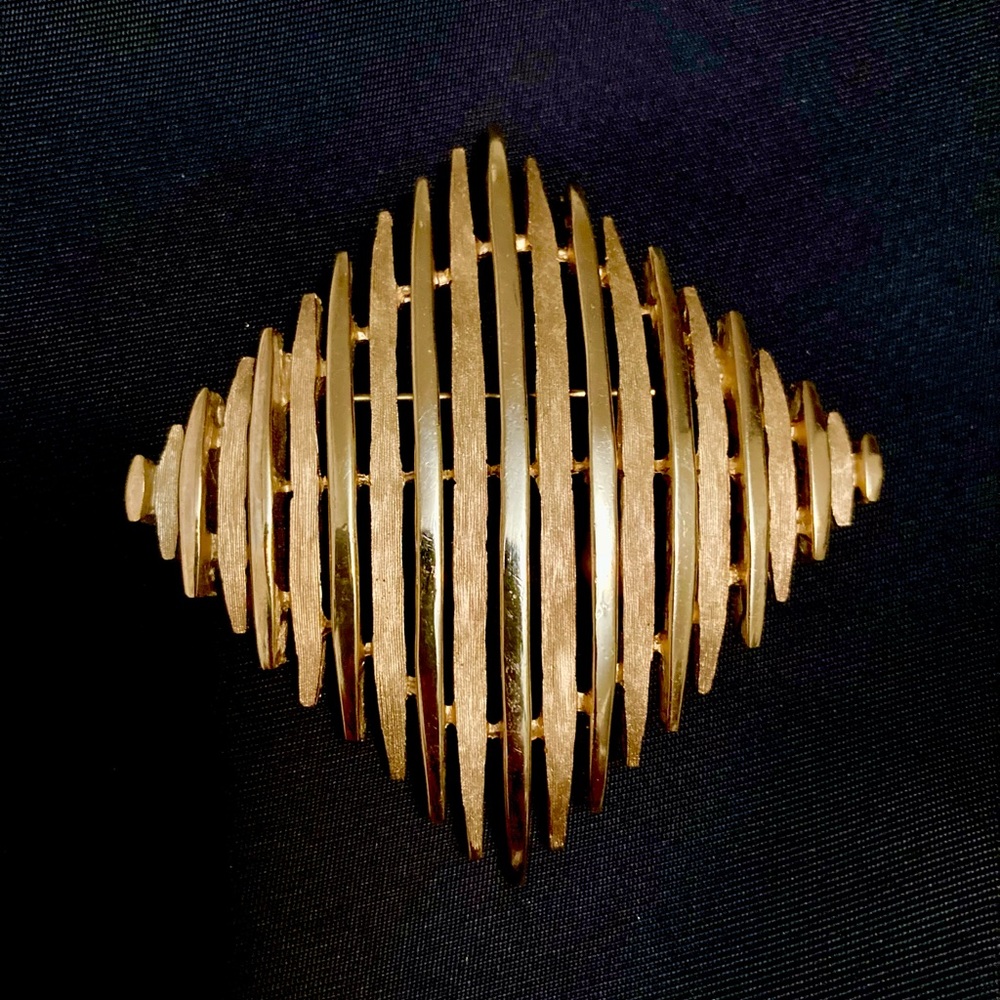 Trifari Signed Mid Century Modern Crown Gold Tone Textured Brooch Pin